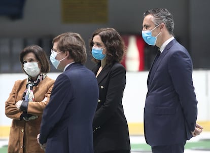 Margarita Robles con Díaz Ayuso, en la clausura de la morgue del Palacio de Hielo, el pasado 21 de abril.