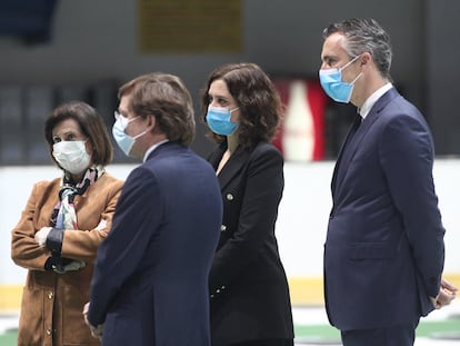 Margarita Robles con Díaz Ayuso, en la clausura de la morgue del Palacio de Hielo, el pasado 21 de abril.