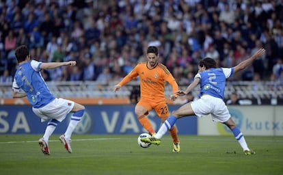 Isco trata de irse de Mikel González y Carlos Martínez.