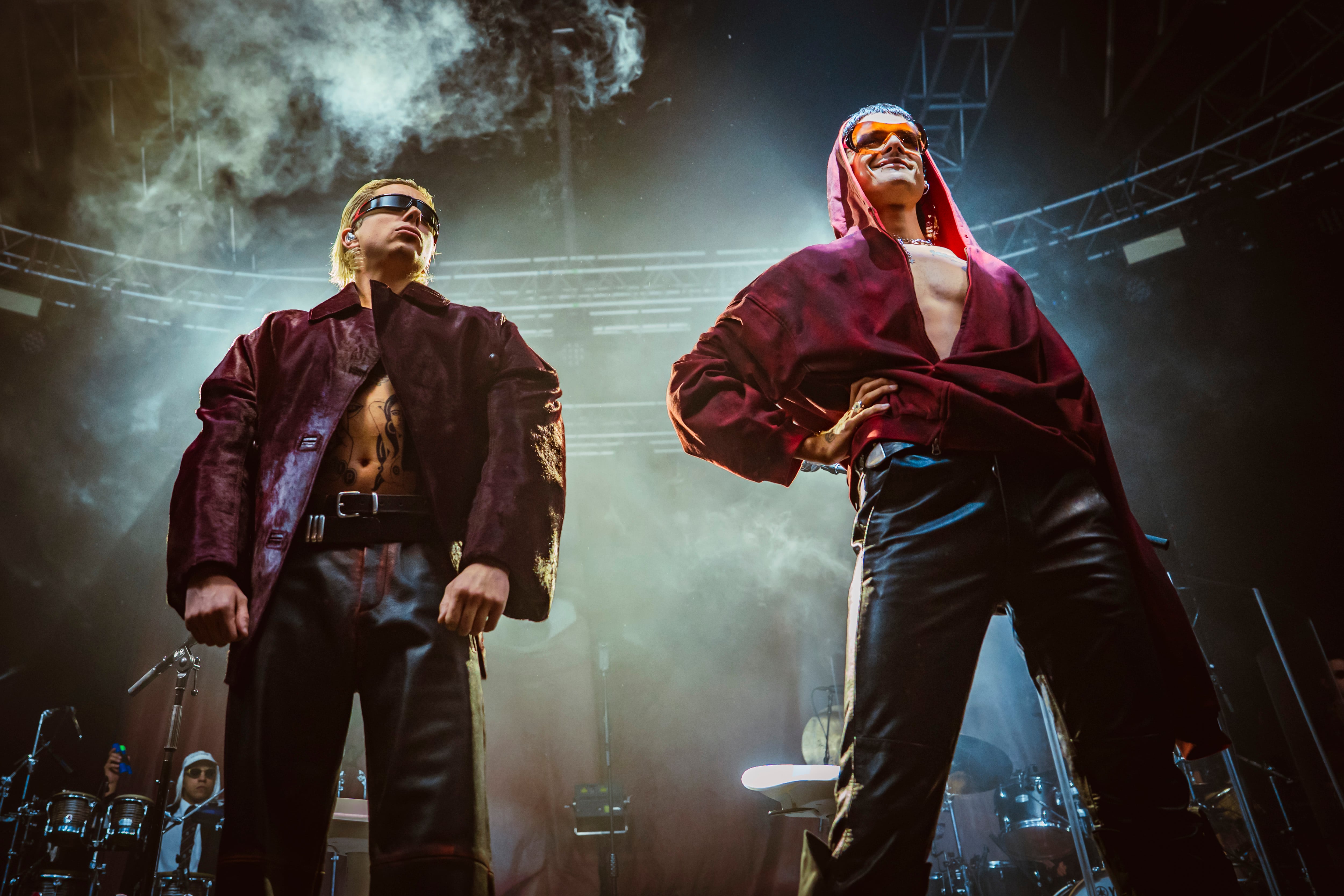 Los argentinos Paco Amoroso y Ca7riel, durante un concierto en Milán (Italia), en noviembre.