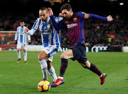 Lionel Messi en una jugada del partido con Nabil El Zhar.