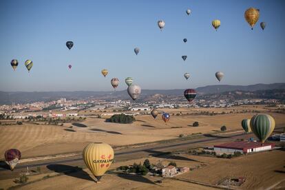 Más de 60 globos aerostáticos de múltiples formas y figuras sobrevuelan la comarca barcelonesa del Anoia en la inauguración del 23º European Balloon Festival, la concentración más grande de aerostáticos de España y del sur de Europa, que cada mes de julio se celebra en Igualada (Barcelona).