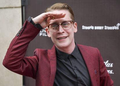 Macaulay Culkin fue el niño prodigio por excelencia que con solo 10 años ganó su primer millón de dólares gracias a ‘Solo en casa’. Pero alcanzar el éxito antes de la adolescencia hizo que no supiera gestionar la fama y a los 14 se retiró. Desde entonces y hasta los 39 años, ha creado un grupo de rock, un blog y hasta una web de estilo, ha dejado atrás las adicciones y ha recuperado su buen aspecto.