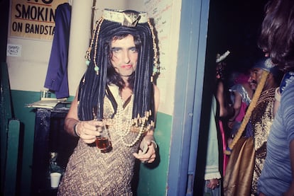 Alice Cooper vestido de Cleopatra en una fiesta en Nueva York en 1970.
