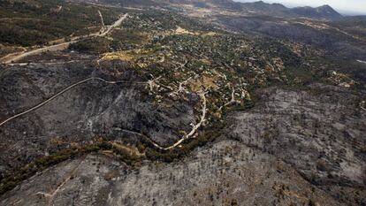 Vista aérea del último gran incendio forestal registrado en la región, en Robledo de Chavela en 2012.