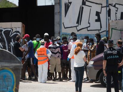 Una voluntaria de la asociación Médicos del Mundo asiste a temporeros en Albacete.

Foto: Inma Flores