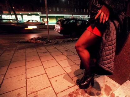 Una prostituta espera a clientes en el centro de Estocolmo.
