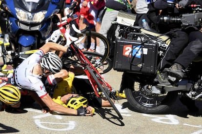 El líder de Tour de Francia, el británico Chris Froome sufre una caída en la duodécima etapa del mismo.