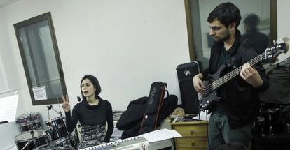 Alumnos de la Escuela de Improvisación de Malasaña ensayando.