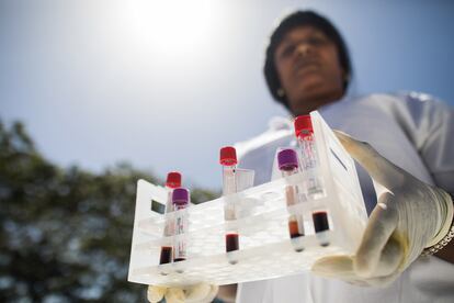 Un sanitario se dispone a colocar las pruebas de sangre recogidas en la comunidad para que viajen en dron hasta el hospital regional, en la provincia de San Juan, República Dominicana.