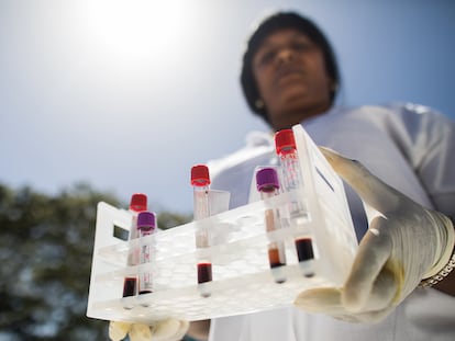 Un sanitario se dispone a colocar las pruebas de sangre recogidas en la comunidad para que viajen en dron hasta el hospital regional, en la provincia de San Juan, República Dominicana.