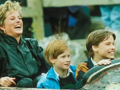 A princesa Diana com seus filhos, Harry e William, durante uma visita a um parque de diversões