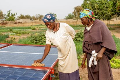 El pozo de Kolonia funciona gracias a un panel solar que las señoras limpian a menudo con paños. Comienza a funcionar en cuanto sale el sol, sobre las seis de la mañana, y ya generan energía para accionar la bomba y llenar el depósito, de unos ocho mil litros.