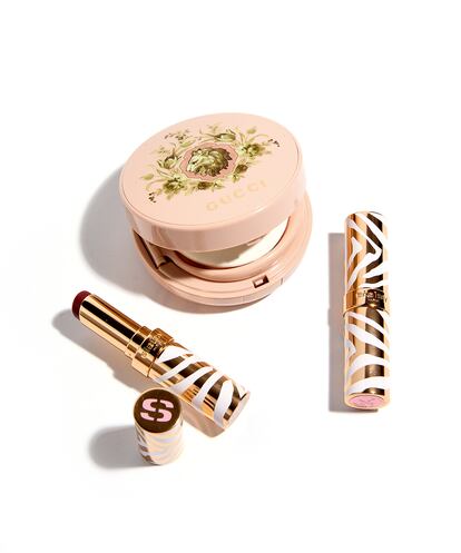 Formatos de maquillaje recargable: base Cushion De Beauté de GUCCI y labiales hidratantes con brillo Phyto-Rouge Shine de SISLEY.