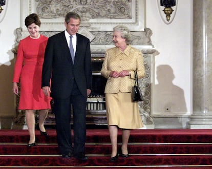 George Bush y su esposa Laura, con la reina de Inglaterra, al término de su visita al palacio de Buckingham en julio de 2001. El momento más recordado de George W. Bush con la reina Isabel es probablemente su error durante su visita real a la Casa Blanca en 2007, cuando dijo en su discurso que la monarca había cenado con diez presidentes de Estados Unidos y que había ayudado al país a “celebrar su bicentenario en 1700". Rápidamente lo corrigió y dijo, “perdón, 1976”.