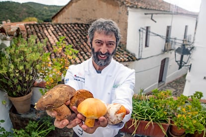 Luismi López, chef del restaurante Arrieros, ubicado en el pueblo de Linares de la Sierra (Huelva). 