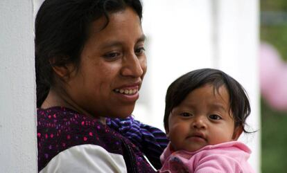 Una madre con su hijo en una consulta de Muctahuitz (Chiapas, México).