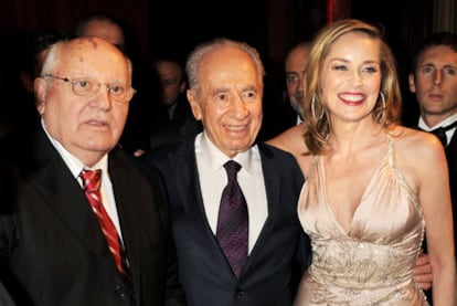 Mijaíl Gorbachov, Simon Peres y Sharon Stone, en la fiesta.