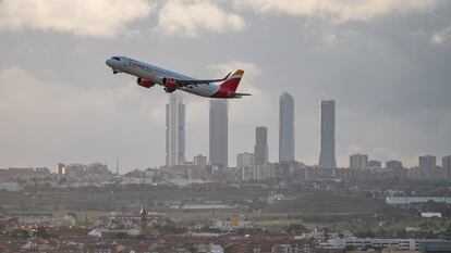 Un avión de Iberia Express parte del aeropuerto de Madrid 