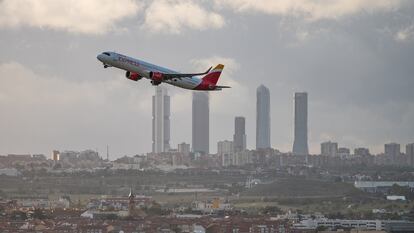 Un avión de Iberia Express parte del aeropuerto Adolfo Suárez de Madrid.