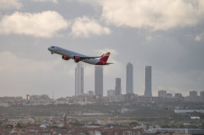 Avión de Iberia Exprés despegando del aeropuerto Adolfo Suárez Madrid Barajas.