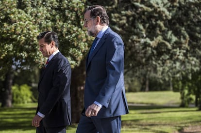 El presidente del gobierno, Mariano Rajoy, pasea por La Moncloa junto al presidente de México, Enrique Peña Nieto.