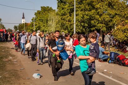 El cansancio hace mella en los refugiados, que llevan días caminando.