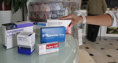 Medicamentos gen&eacute;ricos en una farmacia de Sevilla.