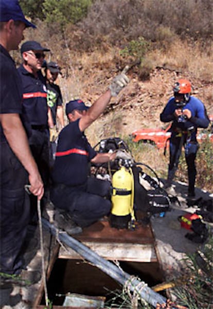 Agentes de los bomberos se han sumergido en diversos pozos de la zona.