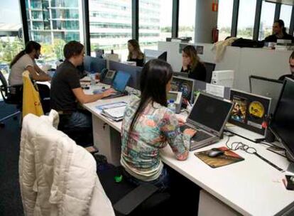Varios trabajadores del nuevo centro de desarrollo de videojuegos abierto en Madrid.