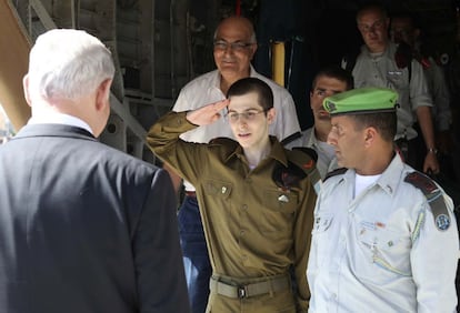 El soldado Shalit saluda al primer ministro israelí nada más llegar a la base aérea de Tel Nof, en una fotografía proporcionada por el Gobierno de Israel.