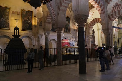 Una imagen de la Mezquita Catedral de Córdoba, con una escultura de san Pedro.