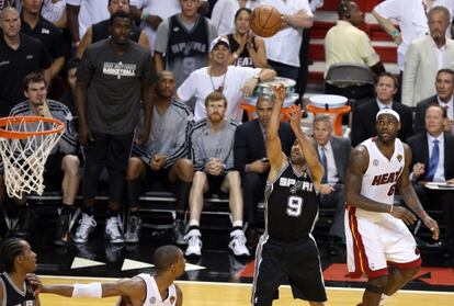 Parker ejecuta el tiro de la victoria ante LeBron.