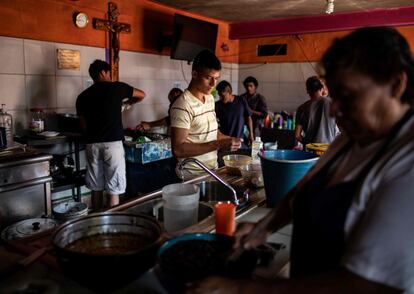 Un grupo de migrantes cocina en Las Patronas, centro de acogida de migrantes en Veracruz (México).