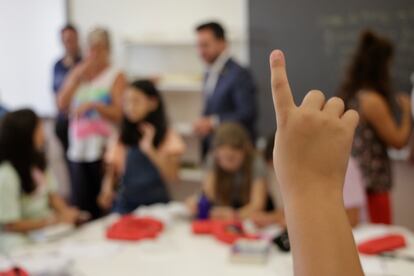 Alumnos de la Escola Mercè Rodoreda de Barcelona, el miércoles en el primer día de clase.