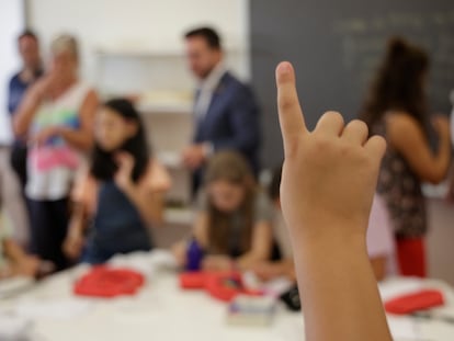 Alumnos de la Escola Mercè Rodoreda de Barcelona, el miércoles en el primer día de clase.