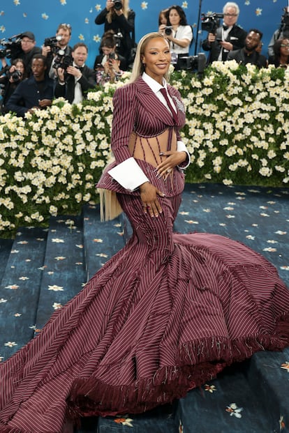 Savannah James, esposa del jugador de los Lakers LeBron James, con un modelo de uno de los diseñadores estrella de la noche, Thom Browne.
