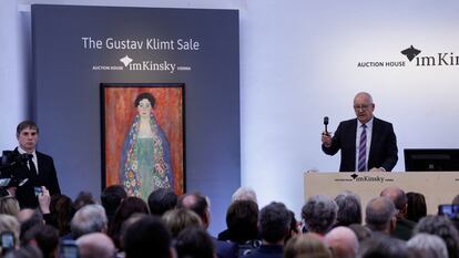 El subastador de la casa im Kinsky, Michael Kovacek, en el momento en que se adjudicó la obra de Klimt.