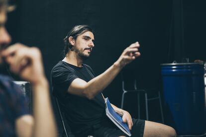 Juan Ceacero dirigiendo a los actores de la obra de teatro 'Cluster'