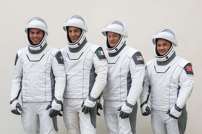 Los astronautas de la misión 'Axiom-3', de izquierda a derecha: el sueco Marcus Wandt; el italiano Walter Villadei; Michael López-Alegría y el turco Alper Gezeravci.