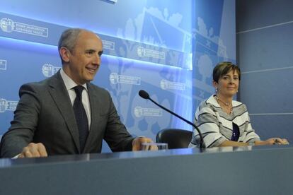 Josu Erkoreka y Arantza Tapia, en la rueda de prensa de este martes en Vitoria.