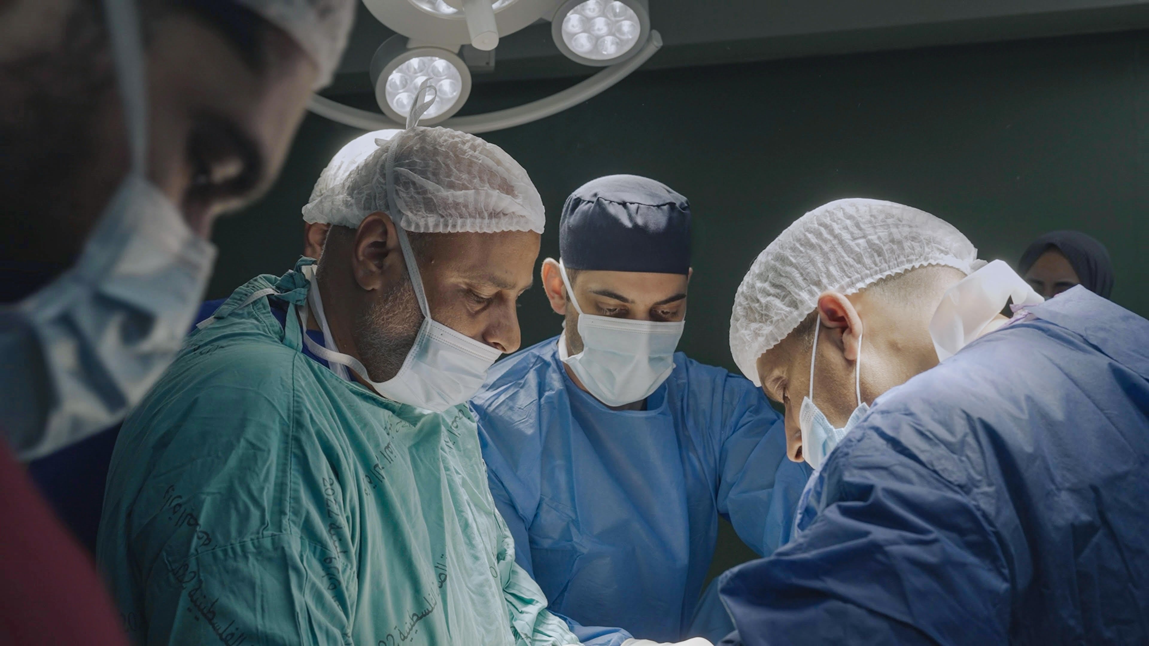 ‘American Doctor’: los médicos estadounidenses que intentan salvar vidas en Gaza mientras Israel bombardea hospitales