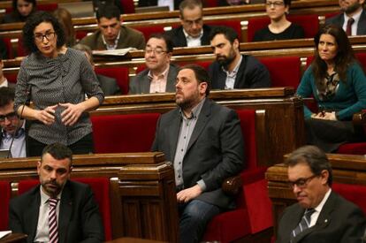 La portaveu d'ERC, Marta Rovira, interpel·la Artur Mas al Parlament.