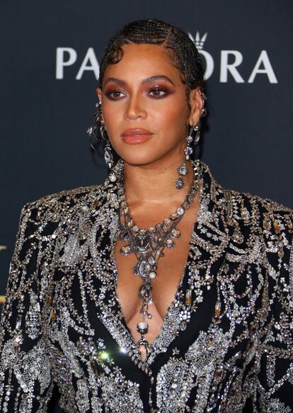 A lo largo de 2019, el año previo a la pandemia, Beyoncé se enrocó en un look de primera dama que no le impidió hacer despliegues fashionistas inolvidables, como la ocasión en la que se presentó en el Dolby Theatre para el estreno de El Rey León con una espectacular chaqueta de maxihombreras cubierta de cristales de Alexander MacQueen.