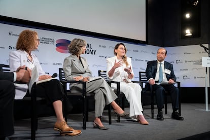 En el escenario Alicia Montalvo, gerenta de Acción Climática y Biodiversidad Positiva de CAF; Teresa Parejo, directora de Sostenibilidad de Iberia; Javier Treviño, vicepresidente senior de Asuntos Corporativos de Walmart para México y Centroamérica, y María de los Ángeles Useche, directora comercial de Total Protect, quienes participaron en un debate sobre las tendencias en sostenibilidad moderado por Ricardo Martínez, líder de Sostenibilidad y Riesgo Climático de Deloitte Risk & Financial Advisory.