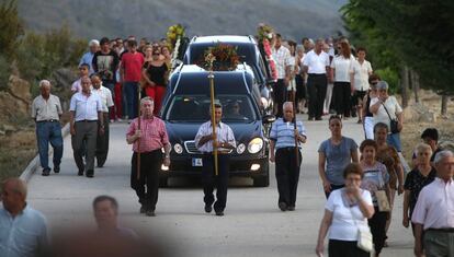 Vecinos y familiares de Martín Garrido y su hija Beatriz acompañan los féretros al cementerio de Villanueva de Ávila, donde serán enterrados tras el accidente del autobús en Tornadizos donde perdieron la vida, 9 de julio de 2013.