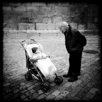 Las fotos en blanco y negro están hechas con el carrete de la aplicación BlacKeys super grain. 13-11-2014. Transmisión de sabiduría en la plaza de los Carros.