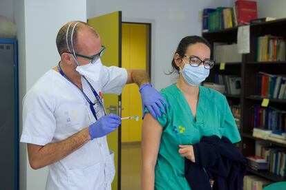 Un enfermero administra dosis de la vacuna contra el coronavirus de Pfizer-BioNtech a los profesionales del Hospital de Fuerteventura.