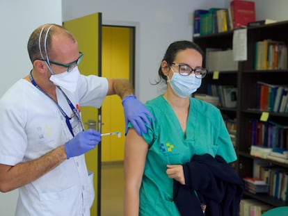 Un enfermero administra dosis de la vacuna contra el coronavirus de Pfizer-BioNtech a los profesionales del Hospital de Fuerteventura.