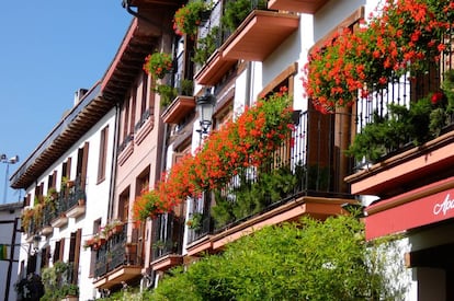 Balcones con flores en Ezcaray.